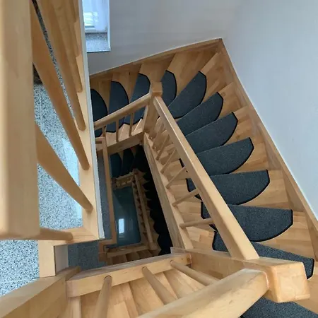 Modernes Doppelhaus Mit Dachterrasse Und Garten *